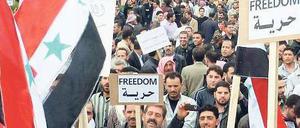 Protest. Demonstranten gehen in Douma, einem Trabantenvorort von Damaskus, auf die Straße. 