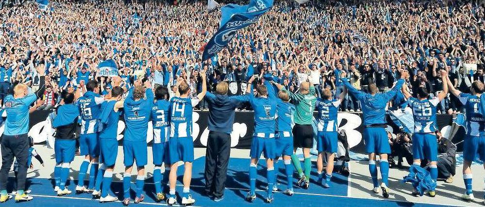 Kurvenstars. Hertha umgarnt den eigenen Anhang mehr als früher: Die Mannschaft feiert nach Spielen mit der Ostkurve, die Bosse loben die Fans über den blau-weißen Klee. Foto: dpa