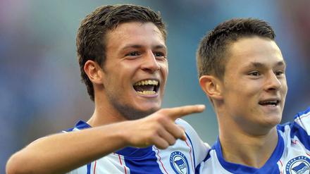 Nico Schulz (r.) bleibt bei Hertha BSC. Das freut auch auch Marco Djuricin.