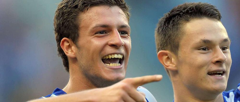 Nico Schulz (r.) bleibt bei Hertha BSC. Das freut auch auch Marco Djuricin.