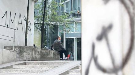 Vorboten des Mai. In der Nacht zu Donnerstag beschmierten unbekannte Täter das Jobcenter Neukölln mit klassenkämpferischen Parolen. Das Haus der Deutschen Wirtschaft in Mitte wurde mit Farbbeuteln beworfen. Und in Prenzlauer Berg brannten in der Nacht acht Autos aus. In allen Fällen ermittelt der polizeiliche Staatsschutz. 
