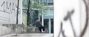 Vorboten des Mai. In der Nacht zu Donnerstag beschmierten unbekannte Täter das Jobcenter Neukölln mit klassenkämpferischen Parolen. Das Haus der Deutschen Wirtschaft in Mitte wurde mit Farbbeuteln beworfen. Und in Prenzlauer Berg brannten in der Nacht acht Autos aus. In allen Fällen ermittelt der polizeiliche Staatsschutz. 