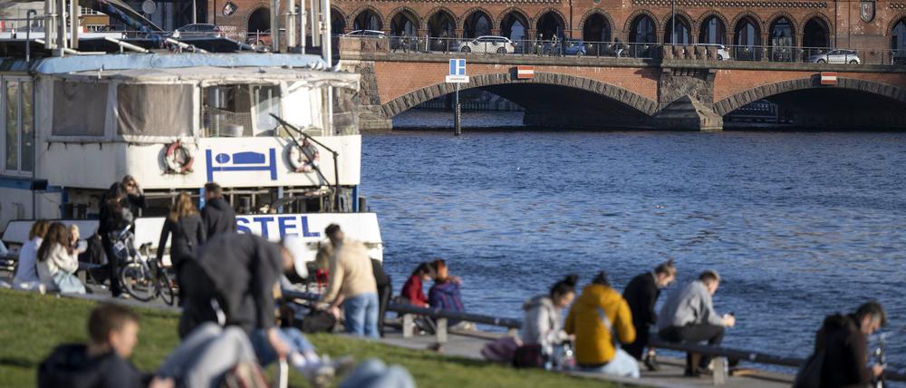 Längst ein Klassiker, um das sonnige Wetter zu genießen: Das Spreeufer vor der Kulisse der Oberbaumbrücke.