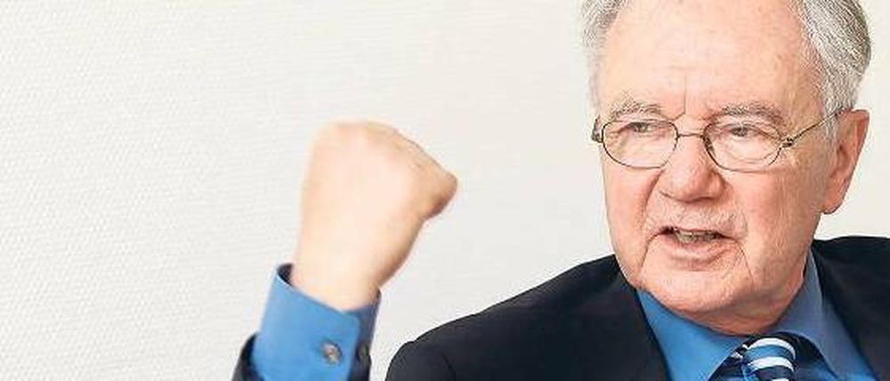 Kirchenmann, Politiker, Buchautor. Manfred Stolpe wird diesen Montag 75 Jahre alt. Von 1990 bis 2002 war er Ministerpräsident Brandenburgs, von 2002 bis 2005 Bundesminister für Verkehr, Bau- und Wohnungswesen. Zu DDR-Zeiten war Stolpe unter anderem als Konsistorialpräsident für die Evangelische Kirche Berlin-Brandenburg tätig.