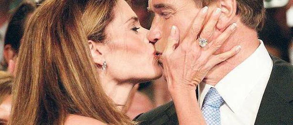 Es war einmal. Arnold Schwarzenegger und Maria Shriver bei einem innigen Kuss im Oktober 2003 – kurz zuvor hatte Schwarzenegger die Gouverneurswahl in Kalifornien gewonnen. Foto: dpa