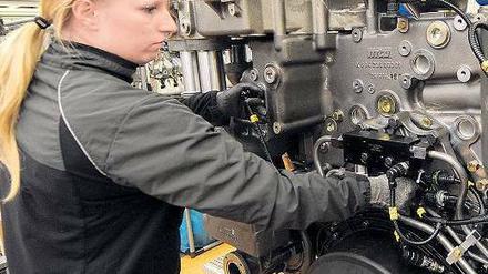 Bei der Arbeit. Eine Mitarbeiterin der Tognum-Tochter MTU montiert einen Motor. Daimler und Rolls-Royce wollen mit Tognum vor allem in Asien expandieren. Foto: dpa