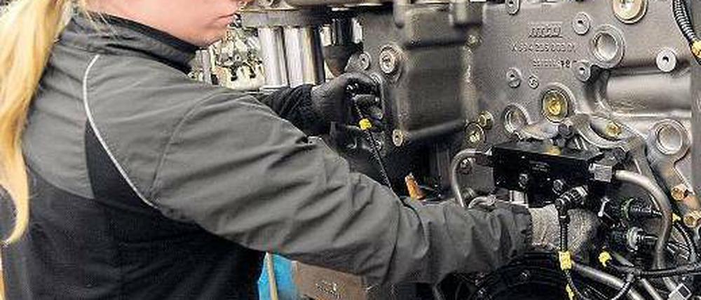 Bei der Arbeit. Eine Mitarbeiterin der Tognum-Tochter MTU montiert einen Motor. Daimler und Rolls-Royce wollen mit Tognum vor allem in Asien expandieren. Foto: dpa