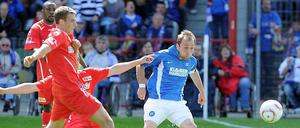 Alexander Iashvili (r.) schießt in dieser Szene am Tor vorbei. Am Ende durfte sich der Karlsruher aber über einen 3:2-Erfolg und damit den Klassenerhalt freuen.