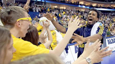 Bryce Taylor (re.) von Alba Berlin freut sich mit den Fans nach dem Sieg gegen Oldenburg.