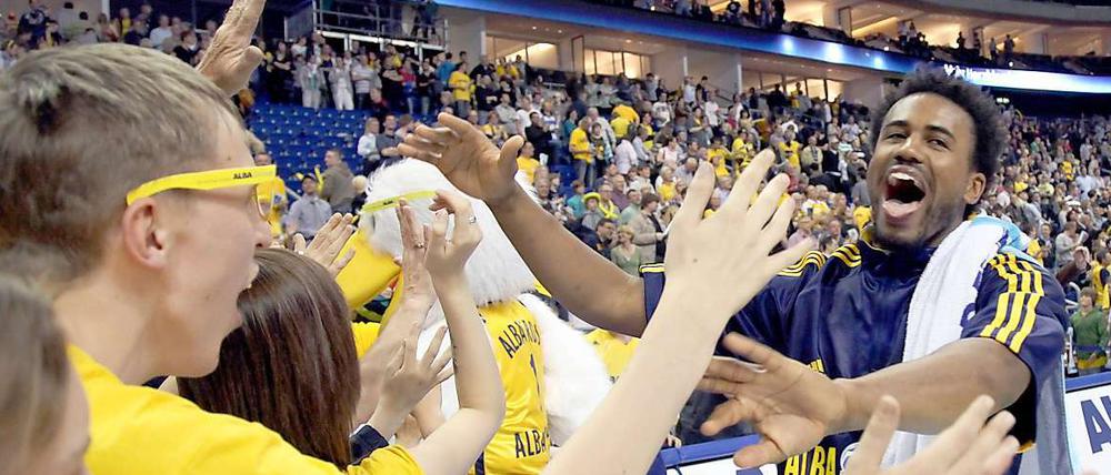 Bryce Taylor (re.) von Alba Berlin freut sich mit den Fans nach dem Sieg gegen Oldenburg.