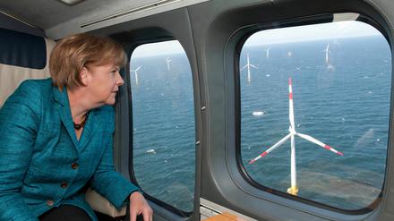 Bundeskanzlerin Angela Merkel (CDU) betrachtet beim Überflug mit einem Hubschrauber den Offshore Windpark Baltic 1 vor der Ostseeküste.