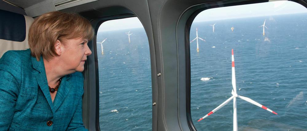 Bundeskanzlerin Angela Merkel (CDU) betrachtet beim Überflug mit einem Hubschrauber den Offshore Windpark Baltic 1 vor der Ostseeküste.