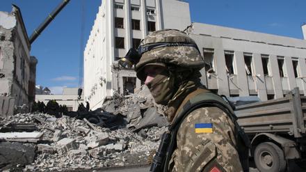 Ein ukrainischer Soldat in Charkiw
