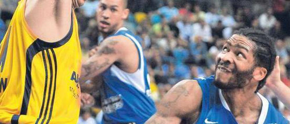 Die Angst des Angreifers vor Idbihi. Mit großem Respekt sieht Frankfurts Quantez Robertson (mit Ball) seiner Aufgabe gegen den Berliner Centerspieler entgegen. Foto: dpa