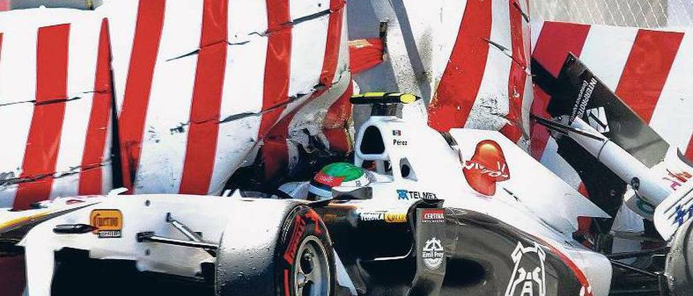 Blechlawine. Der Wagen von Sergio Perez ist nach dem Aufprall ein Totalschaden. Foto: dpa