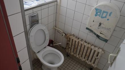 Berlin, das Andreas-Gymnasium ist eine ziemliche Ruine.   