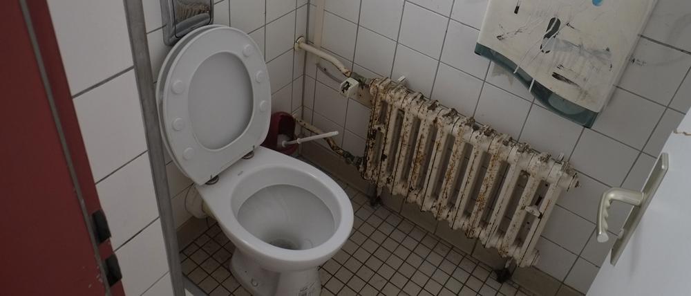 Berlin, das Andreas-Gymnasium ist eine ziemliche Ruine.