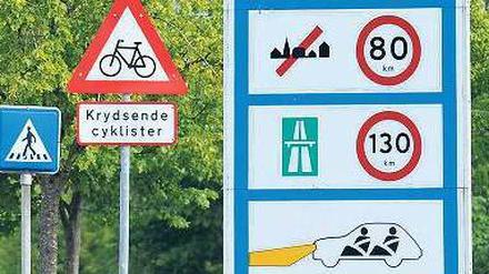 Freie Fahrt: Noch kann man den Grenzübergang zwischen Flensburg und dem dänischen Krusa ungehindert passieren. Foto: Carsten Rehder/dpa