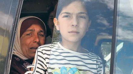Auf der Flucht. Syrer erreichen im Bus die türkische Stadt Hatay. Foto: dpa
