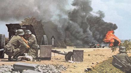 Angriff im Osten. Deutsche Panzerabwehrkanone auf einer Vormarschroute in Russland im August 1941. Die Kriegsberichterstatter der Wehrmacht verwendeten teilweise bereits Farbfilm. Foto: bpk