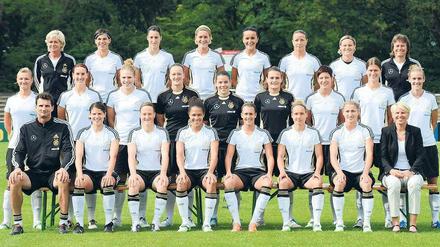 Frauen im Fokus. Hintere Reihe (von links nach rechts): Bundestrainerin Silvia Neid, Ariane Hingst, Verena Faißt, Saskia Bartusiak, Fatmire Bajramaj, Inka Grings, Martina Müller, Assistenz-Trainerin Ulrike Ballweg. Mittlere Reihe: Alexandra Popp, Birgit Prinz, Kim Kulig, Almuth Schult, Ursula Holl, Nadine Angerer, Linda Bresonik, Kerstin Garefrekes, Simone Laudehr. Vordere Reihe: Torwart-Trainer Michael Fuchs, Annike Krahn, Melanie Behringer, Celia Okoyino da Mbabi, Lena Goeßling, Babett Peter, Bianca Schmidt und Managerin Doris Fitschen. Foto: dpa