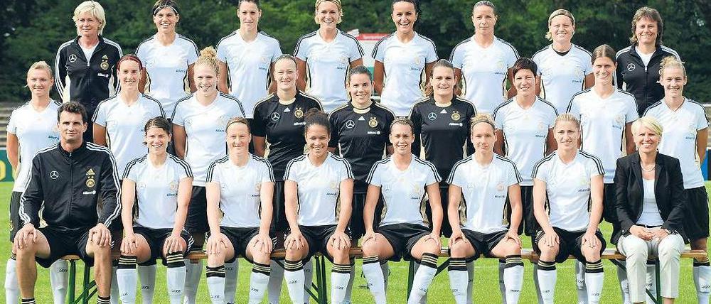 Frauen im Fokus. Hintere Reihe (von links nach rechts): Bundestrainerin Silvia Neid, Ariane Hingst, Verena Faißt, Saskia Bartusiak, Fatmire Bajramaj, Inka Grings, Martina Müller, Assistenz-Trainerin Ulrike Ballweg. Mittlere Reihe: Alexandra Popp, Birgit Prinz, Kim Kulig, Almuth Schult, Ursula Holl, Nadine Angerer, Linda Bresonik, Kerstin Garefrekes, Simone Laudehr. Vordere Reihe: Torwart-Trainer Michael Fuchs, Annike Krahn, Melanie Behringer, Celia Okoyino da Mbabi, Lena Goeßling, Babett Peter, Bianca Schmidt und Managerin Doris Fitschen. Foto: dpa