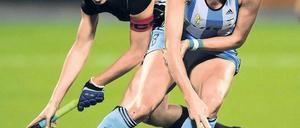 Der richtige Dreh. Luciana Aymar (r.) spielte bei der WM im letzten Jahr (hier gegen Deutschlands Fanny Rinne) groß auf. Foto: AFP