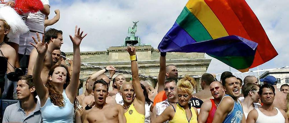 Schwule und Lesben feiern während des Christopher Street Day vor dem Brandenburger Tor in Berlin die Freiheit sexueller Orientierung.