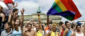 Schwule und Lesben feiern während des Christopher Street Day vor dem Brandenburger Tor in Berlin die Freiheit sexueller Orientierung.