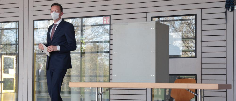 CDU-Spitzenkandidat Tobias Hans gibt seine Stimme ab.