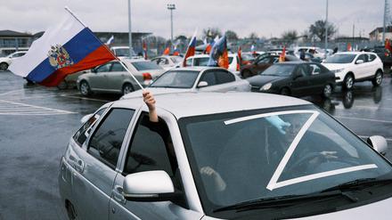 In Russland demonstrieren Menschen ihre Zustimmung zum Krieg in der Ukraine mit dem Z.