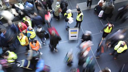 Am Berliner Hauptbahnhof kommen Geflüchtete aus er Ukraine an.