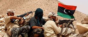 Verfahrene Situation: Trotz der unterstützenden Luftangriffe der Nato dauern die Kämpfe zwischen Aufständischen und libyschen Regierungstruppen unvermindert an.