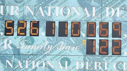 Die Zeit läuft. Diese Tafel in der Nähe des Times Square in New York zeigt den Schuldenstand der USA an. Den Parteien bleibt nur noch eine gute Woche für die Einigung. 