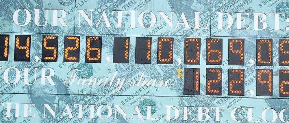 Die Zeit läuft. Diese Tafel in der Nähe des Times Square in New York zeigt den Schuldenstand der USA an. Den Parteien bleibt nur noch eine gute Woche für die Einigung. 