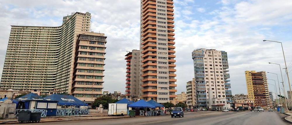 Die marode Wirtschaft wird von Kubas Politikern zunehmend als Gefahr für die Revolution betrachtet, nun sollen Reformen mehr Privatwirtschaft ermöglichen, auch der Besitz von Immobilien wird erlaubt.