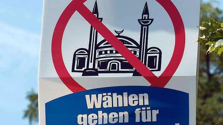 Auf Plakaten in der Berliner Innenstadt: Unter einer durchgestrichenen Moschee der Spruch „Wählen gehen für Thilos Thesen!“.