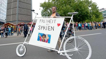 Freiheit für Syrien wünscht sich dieser Demonstrant in Berlin und mit ihm so viele. Über den Weg zu dieser Freiheit wird derzeit debattiert. 