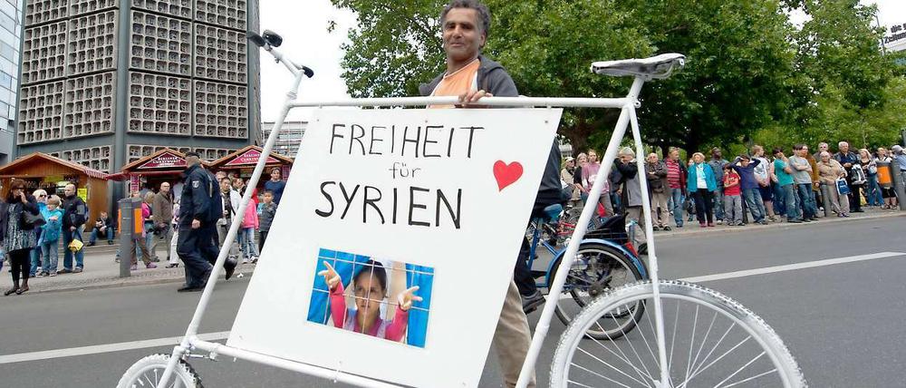 Freiheit für Syrien wünscht sich dieser Demonstrant in Berlin und mit ihm so viele. Über den Weg zu dieser Freiheit wird derzeit debattiert.