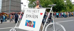 Freiheit für Syrien wünscht sich dieser Demonstrant in Berlin und mit ihm so viele. Über den Weg zu dieser Freiheit wird derzeit debattiert.
