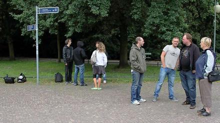 Der harte Kern. Nur dieses Grüppchen zeigte sich vor Ort. Getanzt wurde nicht.
