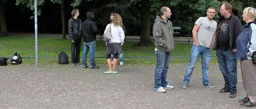 Der harte Kern. Nur dieses Grüppchen zeigte sich vor Ort. Getanzt wurde nicht.