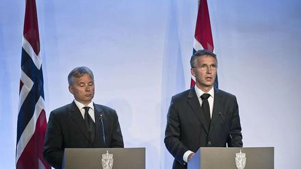 Norwegens Premierminister Jens Stoltenberg (rechts) und der Justizminister Knut Storberget auf der Pressekonferenz in Oslo, einen Tag nach den Anschlägen in Norwegen.