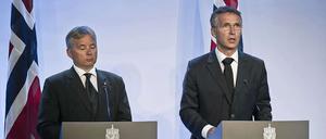 Norwegens Premierminister Jens Stoltenberg (rechts) und der Justizminister Knut Storberget auf der Pressekonferenz in Oslo, einen Tag nach den Anschlägen in Norwegen.