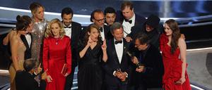 Die Crew des dreifachen Oscar-Gewinners „Coda“ auf der Bühne des Dolby Theaters in Los Angeles. 