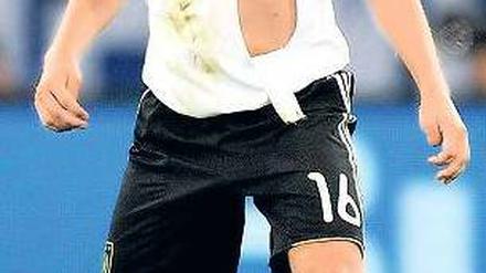 Harter Profi, harmloser Literat. Lahm hat aufgeschrieben, was er als junger Fußballer „selbst gern gelesen hätte“. Foto: dapd