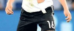 Harter Profi, harmloser Literat. Lahm hat aufgeschrieben, was er als junger Fußballer „selbst gern gelesen hätte“. Foto: dapd