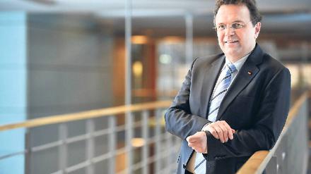 Evangelisch papstfreundlich: Hans-Peter Friedrich (CSU) übernahm im März 2011 das Amt des Bundesinnenministers von seinem CDU-Kollegen Thomas de Maizière. Zuvor führte er die Landesgruppe der CSU im Bundestag. 