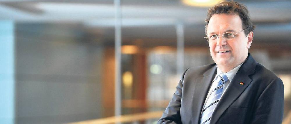 Evangelisch papstfreundlich: Hans-Peter Friedrich (CSU) übernahm im März 2011 das Amt des Bundesinnenministers von seinem CDU-Kollegen Thomas de Maizière. Zuvor führte er die Landesgruppe der CSU im Bundestag. 