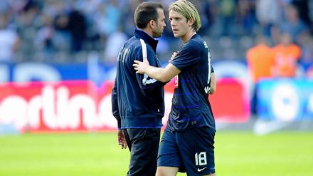 Hertha-Coach Markus Babbel (l.) vertraut in der Zentrale derzeit Andreas Ottl und Peter Niemeyer (r.).